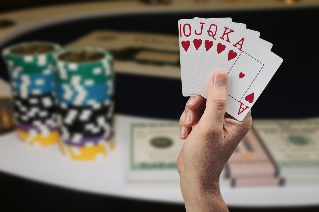 Permainan live dealer dalam aplikasi keramat77 di layar mobile